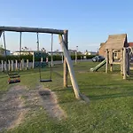 Pebble - Part Of The The Bay Village With Pool, Gym And Direct Access, Pub, Restaurant, Tennis And Meadows Walks Holiday home Filey