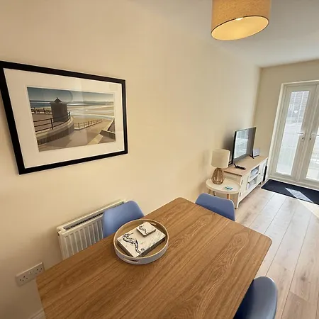 Pebble - Part Of The The Bay Village With Pool, Gym And Direct Access, Pub, Restaurant, Tennis And Meadows Walks Holiday home *
