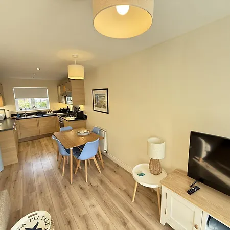 Pebble - Part Of The The Bay Village With Pool, Gym And Direct Access, Pub, Restaurant, Tennis And Meadows Walks * Filey